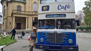 Die Betreiber Michel Malcin und Helene Volkensfeld wohnen in dem Bus, der gleichzeitig ein fahrendes Café ist.