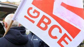 Die Fahne der Gewerkschaft IGBCE bei einer Protestaktion.