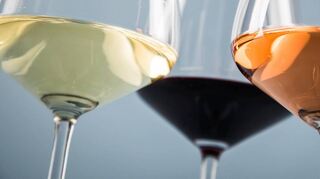 Winzer probieren sich an entalkoholisierten Weinen nicht nur im Segment der Weiß- und Roséweine, sondern inzwischen auch bei Rotweinen.