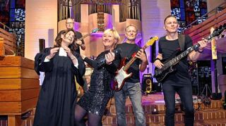 Die Band brachte die Pfarrerin in der Kirche zum Tanzen.