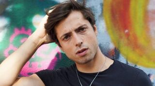 Ein Mann mit vielen Talenten: Der Mannheimer Arel Delon ist Model und läuft auf der Pariser Fashion Week zu seinem eigenen Song über den Laufsteg.