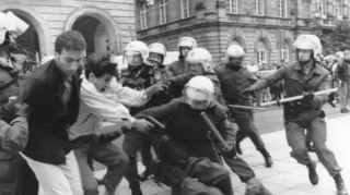 Am 27. September vor 30 Jahren ist das prämierte Foto entstanden: Bei Kurden-Krawallen 1994 entwendet ein Demonstrant eine Polizeipistole und schießt.