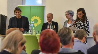 Diskussion über die Gefährlichkeit der Mafia in der Lanzkapelle: LKA-Präsident Stenger (v.l.), die Politikerinnen Zimmer und Aschhoff sowie Autor Mattioli.