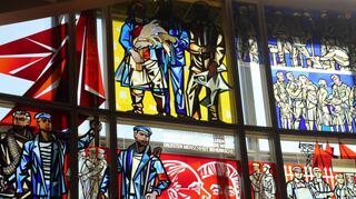SED-Ideologie als Fensterschmuck: Das haushohe Glasbild „Geschichte der Arbeiterbewegung“ ist noch heute im früheren Staatsratsgebäude zu sehen.