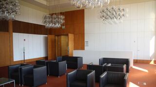 Das Büro Erich Honeckers – heute Lounge. Rechts in der Wand: die Geheimtür.