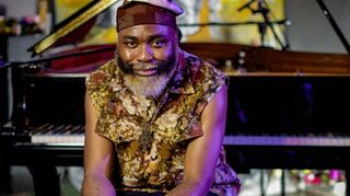 Der Pianist Nduduzo Makhathini ist bei Enjoy Jazz zu Gast.