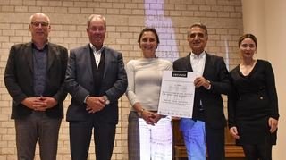 Dekan Ralph Hartmann (l.) überreichte den 2. Preis an das Deutsch-Türkische Institut für Arbeit und Bildung (DTI).