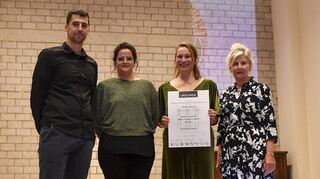 Den Sprachpreis des IDS und des „MM“ nahmen Manuela Morsch und Rebecca-Madita Hundt (Mitte v.l.,) von Heidrun Deborah Kämper und Florian Karlein entgegen.