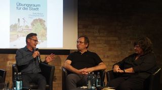 Ralf Eisenhauer, Stefan Rettich und Sally Below diskutieren über Gemeinschaft in der Stadtplanung.