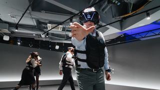 Thorsten Riehle testet das „Squid Game“ im neuen Sandbox VR in Q6/Q7 – mit Headset und einer Weste mit Bewegungssensoren.