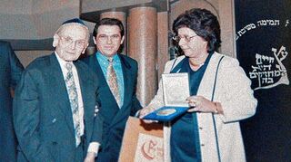 <p>Denkwürdiger Tag: Heinrich Vetter erhielt 1998 von Orna Marhöfer und Manfred Erlich, Vorstände der Jüdischen Gemeinde, die erste Ehrenmedaille.</p>