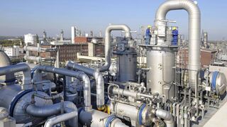 Zwei Beschäftigte der BASF begutachten eine Anlage am Stammsitz Ludwigshafen.