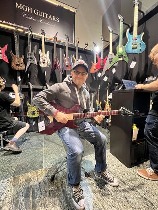Mascali findet seine erste Metal-Gitarre.