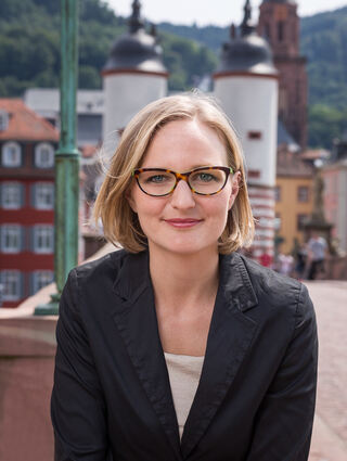 Die Grünen-Politikerin Fanziska Brantner an der Alten Brücke in Heidelberg.