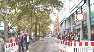 Gemeinsam geben sie die Kunststraße im Bereich N5 wieder für den Verkehr frei: Petar Drakul (von links), Semih Mamik, Lutz Pauels, Alexandra Kriegel und Aliye Tosum (im Hintergrund zu sehen das sechs Zentimeter hohe Plateau.