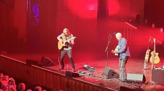 Beeindruckend: Die Fingerpicking-Virtuosen Mike Dawes und Tommy Emmanuel im Duett im prall gefüllten Mozartsaal.