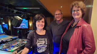 (V.l.) Petra Paula Marquardt. DJ Uwe und Stefanie Indefrey.