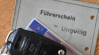 Nach und nach werden die alten Papier-Führerscheine für ungültig geklärt - und müssen in scheckkartengroße Dokumente umgetauscht werden.