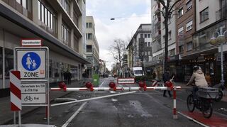 Eine Schranke für Mannheims Geschichtsbücher: Die Absperrung in der Fressgasse war das Symbol für den Verkehrsversuch schlechthin.
