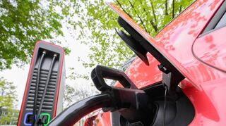 Ein Elektroauto laden – als Hauseigentümer mit eigener Wallbox kein großes Problem. Mieter hingegen stehen vor Herausforderungen.