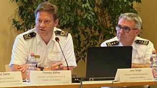 Thomas Näther (l.) und sein Stellvertreter Jens Stiegel stellen die Ausbaupläne der Berufsfeuerwehr Mannheim vor.