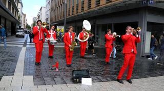 Die siebenköpfige Brassband „Brass2Go“ sorgte mit ihrer Musik für mächtig Stimmung auf den Mannheimer Planken.