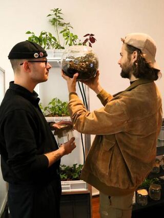 Luca Enig (l.) und Dominik Müller zeigen in Mannheim, wie ein „ewiger Garten“ angelegt wird.