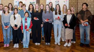 Die Sparkasse Vorderpfalz prämiert im Historischen Ratssaal im Rahmen des diesjährigen „Schulpreises Bildende Kunst“ heraus-ragende Leistungen von Schülern. Das Bild zeigt die Schüler mit dem Leiter Regionalmarkt Süd der Sparkasse Vorderpfalz Norbert Rotter (l.) und Bürgermeisterin Monika Kabs (Mitte). Bild: Venus