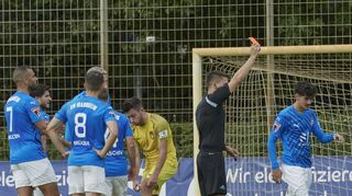 Schiri Michael Zeiher schickt Mannheims Volkan Rona (re.) wegen einer Notbremse vom Platz. Ab diesem Zeitpunkt kippte die Partie zugunsten Großaspachs.