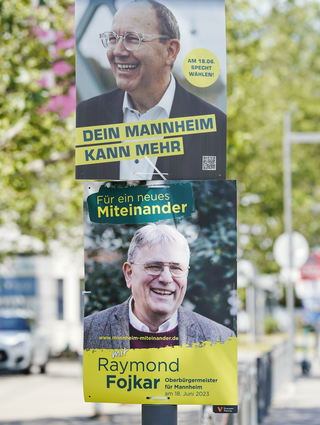 Der obere wurde es, der untere nicht: Zwei Wahlplakate der beiden Kandidaten für das Amt des Oberbürgermeisters der Stadt Mannheim, Christian Specht (oben, CDU) und Raymond Fojkar (Bündnis 90/Die Grünen).