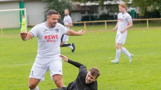 Der Bibliser Spielertrainer Thorsten Karl Schnitzer (l.) im Zweikampf mit dem Einhauser Mario Heid.