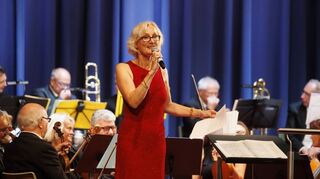 Jutta Werbelow, Sängerin und Schauspielern, führt durch das Programm. Sie arbeitete schon öfter mit dem Orchester zusammen.