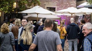 Kürbisse, Erdbeeren, Blumensträuße, Himbeeren: im Speyerer Berzelhof beherrschte bisher eine Weinlounge die Szenerie. Nach Streitigkeiten zieht ab 1. Dezember ein Hofladen mit kleinem gastronomischen Angebot in die Altstadt.