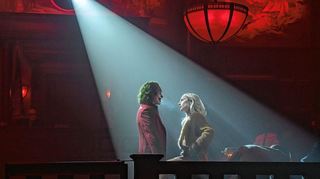 Joaquin Phoenix als Arthur Fleck/Joker und Lady Gaga als Lee Quinzel in einer Szene aus dem Film „Joker 2: Folie à Deux“.