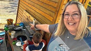 Die alte Matschküche hat ausgedient – mittlerweile spielen die Kinder dank des Freiwilligen-Einsatzes in der Kita Elstergasse an einer neuen. Kita-Leiterin Anja Leonhardt freut sich über das Engagement der vielen Helferinnen und Helfer.