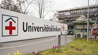 Das Land Baden-Württemberg ist Träger der Uniklinik Heidelberg, die Stadt Mannheim Trägerin der örtlichen Universitätsklinik. Beide Seiten streben einen Klinik-Verbund an.
