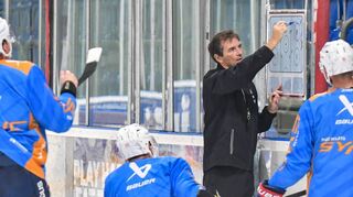 „Menschen suchen naturgemäß den einfacheren, bequemeren Weg. Aber diese Jungs sind nicht so“, sagte Adler-Trainer Dallas Eakins (Zweiter von rechts)über seine Mannschaft.