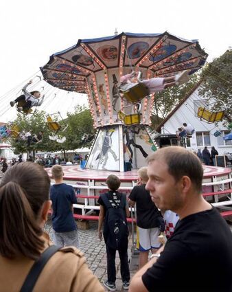 Nicht nur auf dem Kettenkarussell geht’s an Kerwe rund.