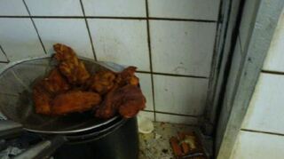 Unhygienische Zustände in einer Ludwigshafener Imbiss-Küche. Hier liegt die Ratten-Schlagfalle direkt auf dem Herd.