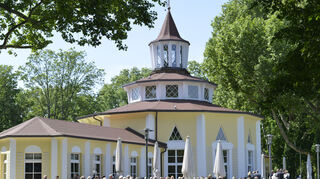 Das idyllisch gelegene Turmrestaurant im Ludwigshafener Ebertpark. Ab Sommer 2025 wird es einen neuen Betreiber haben.