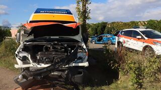 Schwer beschädigter Rettungswagen und PKW auf der L723
