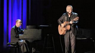 Klaus Hoffmann (rechts) singt im Capitol begleitet von Hawo Bleich.