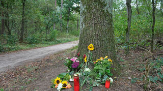 Lampertheim, Lampertheimer Forst, die Polizei ist weiterhin auf der Spurensuche zum Mord an der Frau, Blumen und Kerzen wurden am Rand des Parkplatzes Waldesruh aufgestellt
23.09.2024 / Foto: Berno Nix