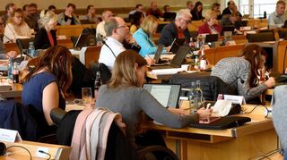 Der Gemeinderat in seiner jüngsten Sitzung bei den Etatreden. Eine neue Geschäftsordnung für die Bezirksbeiräte wurde doch nicht beraten.