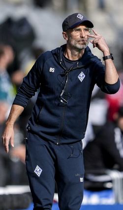 Fachbereich Taktik und Spielanalyse beim SV Waldhof: Co-Trainer Benjamin Sachs gibt beim Spiel gegen Essen an der Seitenlinie Anweisungen.
