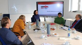 Die beiden Gründer des Lernmobils (v.l.) Gerd Baltes und Brigitta Eckert, Bereichsleiterin Oxana Berduta und Geschäftsführerin Larysa Kay-Kulakowski im Gespräch mit dem CDU-Bundestagsabgeordneten Michael Meister.