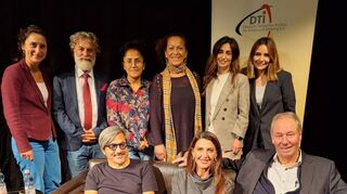 Denken über Doppelstaatlichkeit nach: Gizem Weber (hinten v.l.), Mehmet Kiliç, Zahra Alibabanezhad Salem, Andrea Baroncioni, Sengül Engelhorn und Bahar Deniz sowie Muhsin Omurca (vorne v.l.), Hülya Ayaglar und Franz Egle.