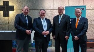 Feiern mit der CDU den Tag der Deutschen Einheit in Feudenheim: Christian Specht (v.l.), Christian Hötting, Malte Graßhof und Klaus Blettner.