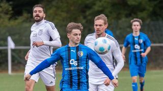 Sinan Schuchmann von der FSG Riedrode (links) behauptet den Ball gegen den Höchster Daniel Manschitz.