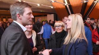 Bürgermeisterwahl 2017 in Ladenburg: Die von der CDU unterstützte Zweitplatzierte Corinna Schierz gratuliert Wahlsieger Stefan Schmutz (SPD).